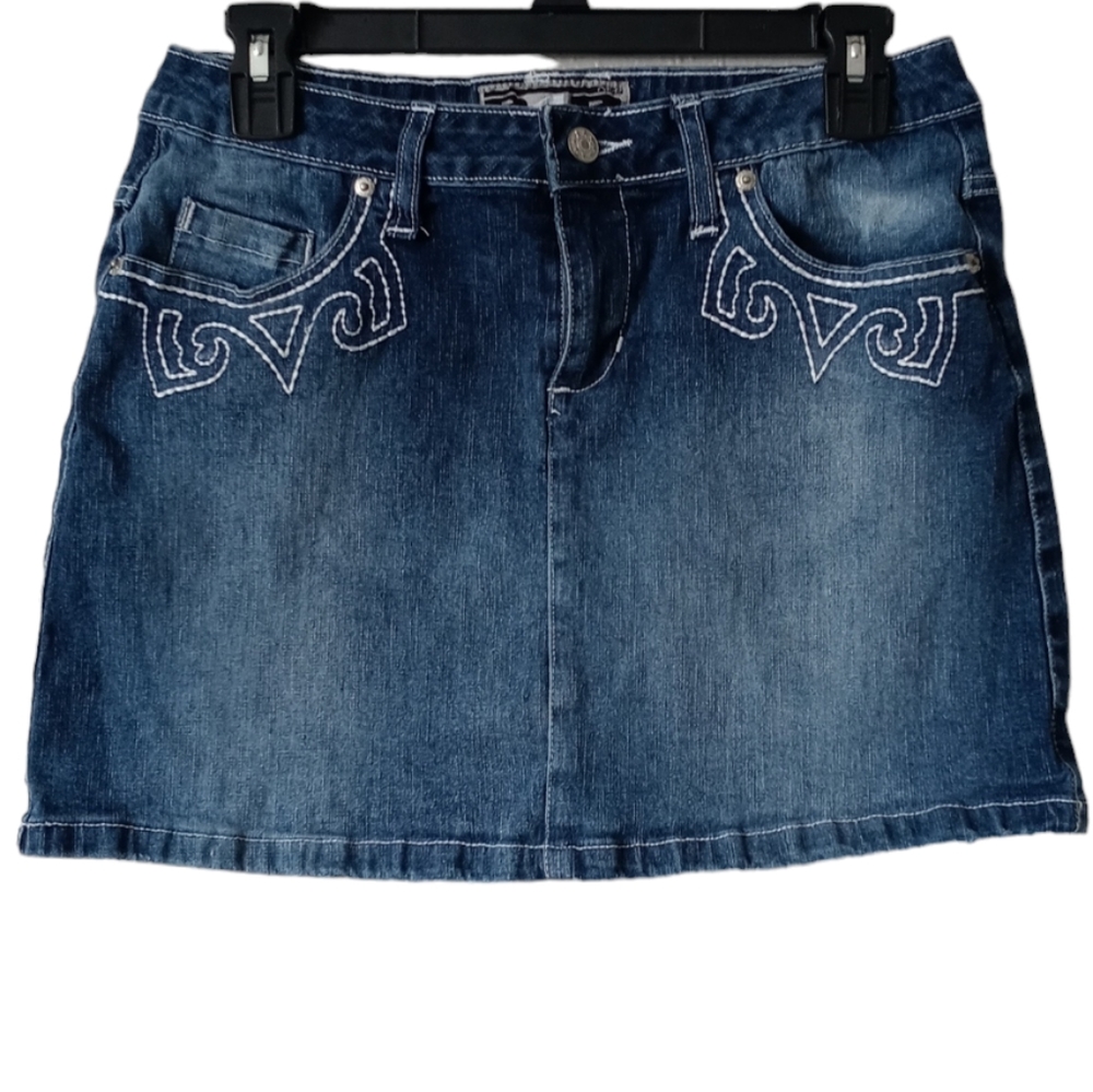RAVE R4R JEANS WOMAN'S  MNI DENIM SKIRT. SIZE 11. COLOR BLUE.